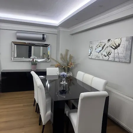 Cadde Sicak Havuzlu Genis Bahceli Sapanca