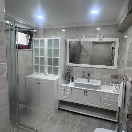 Willa Cadde Sicak Havuzlu Genis Bahceli