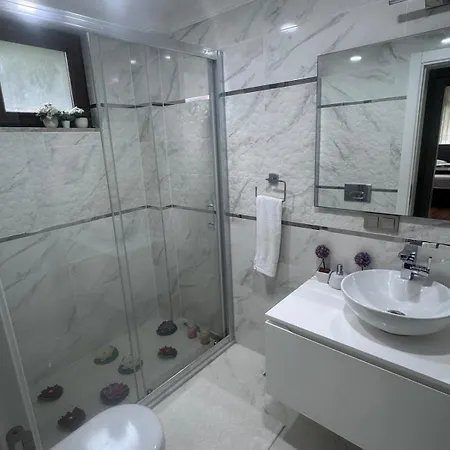 Cadde Sicak Havuzlu Genis Bahceli