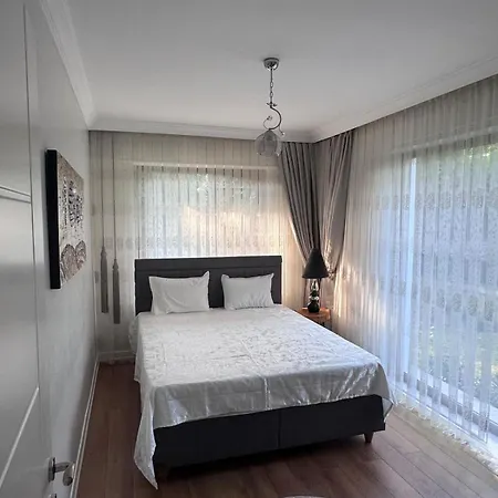 Cadde Sicak Havuzlu Genis Bahceli *