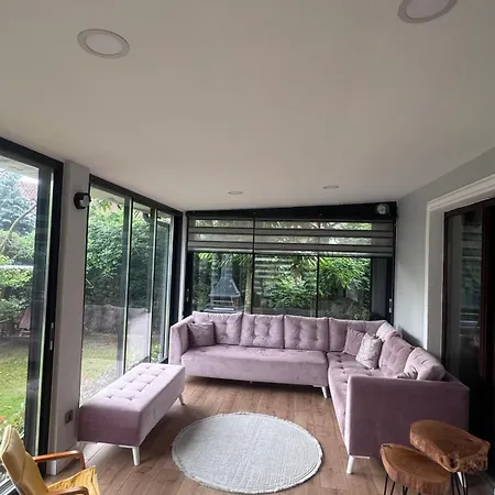 Cadde Sicak Havuzlu Genis Bahceli *