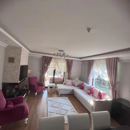 Cadde Sicak Havuzlu Genis Bahceli *