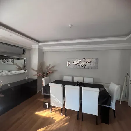 Cadde Sicak Havuzlu Genis Bahceli *