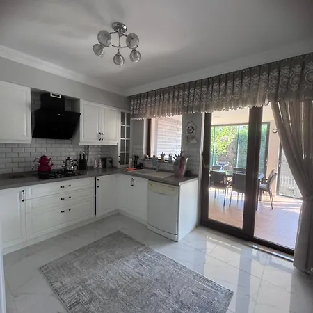 Cadde Sicak Havuzlu Genis Bahceli Willa