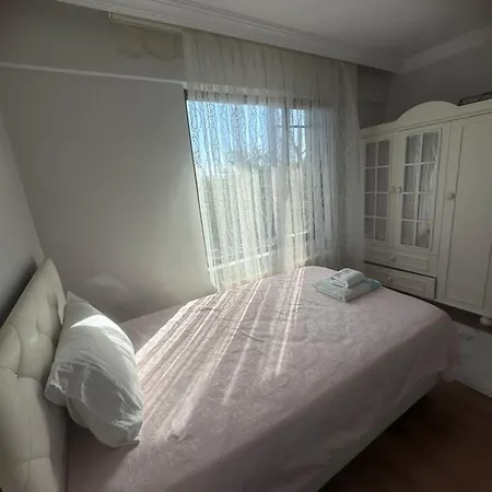 Cadde Sicak Havuzlu Genis Bahceli Sapanca