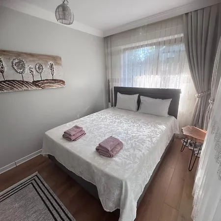 Cadde Sicak Havuzlu Genis Bahceli Willa