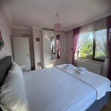 Cadde Sicak Havuzlu Genis Bahceli Sapanca