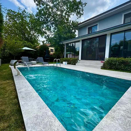 Cadde Sicak Havuzlu Genis Bahceli Willa *