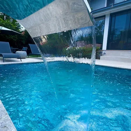 Cadde Sicak Havuzlu Genis Bahceli Willa *