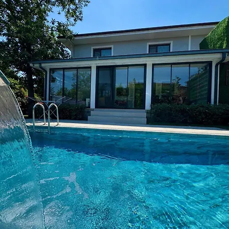 Cadde Sicak Havuzlu Genis Bahceli * Sapanca