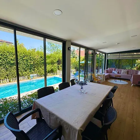 Cadde Sicak Havuzlu Genis Bahceli Willa