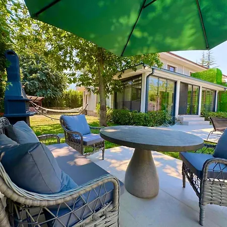 Cadde Sicak Havuzlu Genis Bahceli *