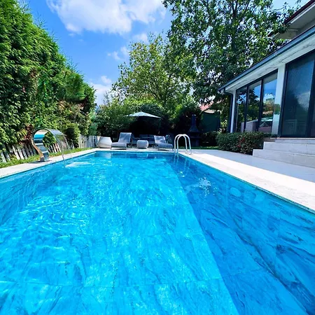 Cadde Sicak Havuzlu Genis Bahceli *