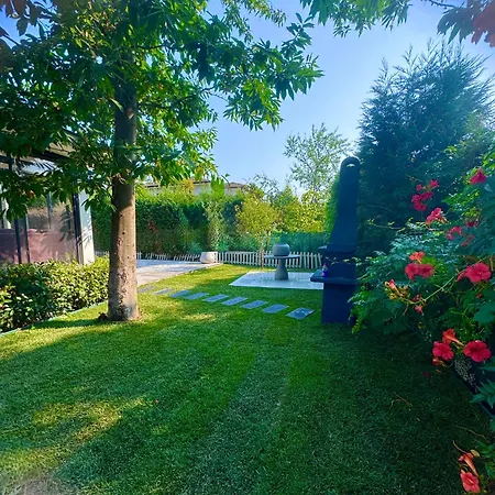 Cadde Sicak Havuzlu Genis Bahceli *