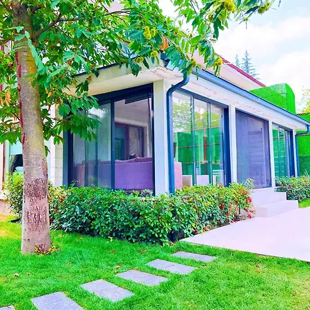 Cadde Sicak Havuzlu Genis Bahceli Willa Sapanca