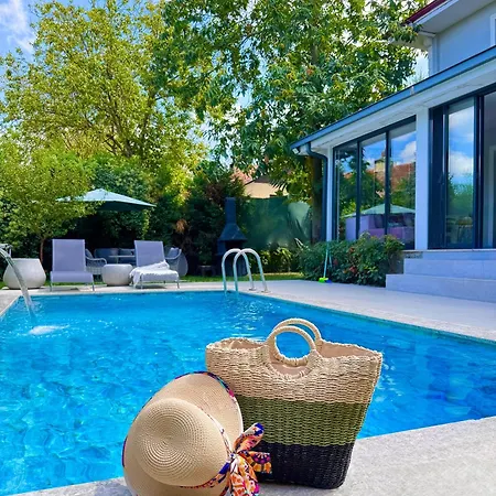 Cadde Sicak Havuzlu Genis Bahceli Willa Sapanca