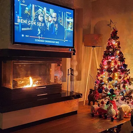 Cadde Sicak Havuzlu Genis Bahceli