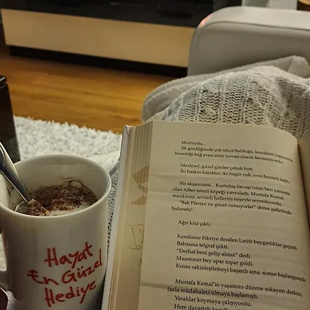 Cadde Sicak Havuzlu Genis Bahceli Willa