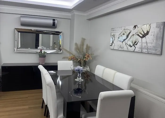 Cadde Sicak Havuzlu Genis Bahceli Sapanca