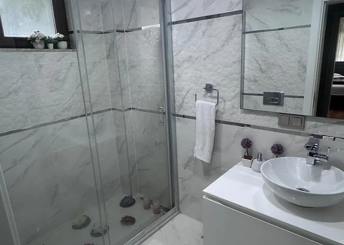 Cadde Sicak Havuzlu Genis Bahceli