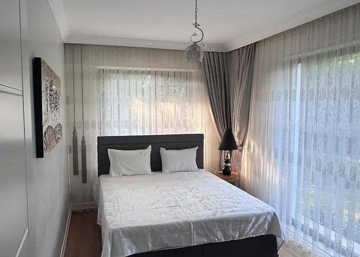 Cadde Sicak Havuzlu Genis Bahceli *