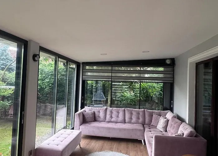 Cadde Sicak Havuzlu Genis Bahceli *