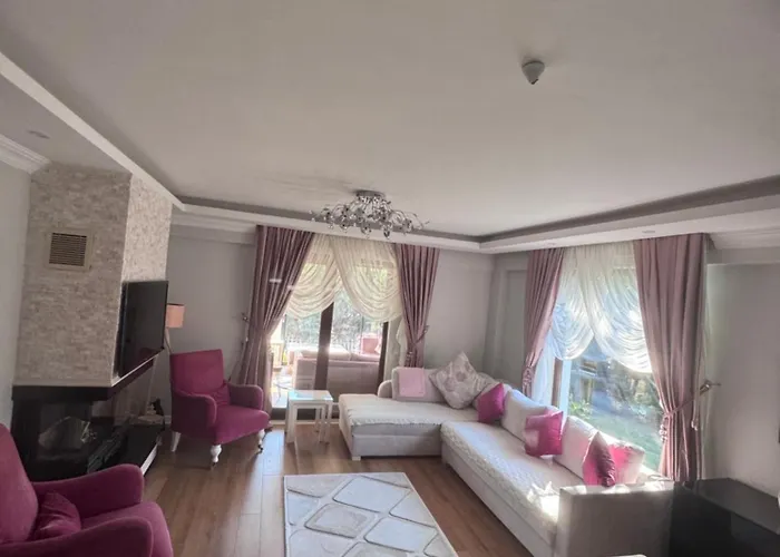 Cadde Sicak Havuzlu Genis Bahceli *