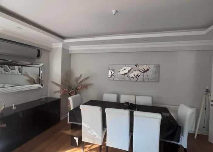 Cadde Sicak Havuzlu Genis Bahceli *