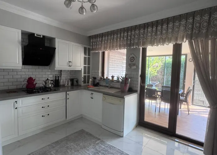 Cadde Sicak Havuzlu Genis Bahceli Villa