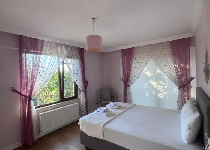 Villa Cadde Sicak Havuzlu Genis Bahceli *