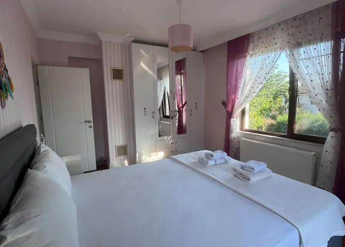 Cadde Sicak Havuzlu Genis Bahceli Sapanca