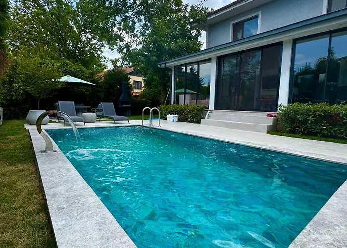 Cadde Sicak Havuzlu Genis Bahceli Villa *