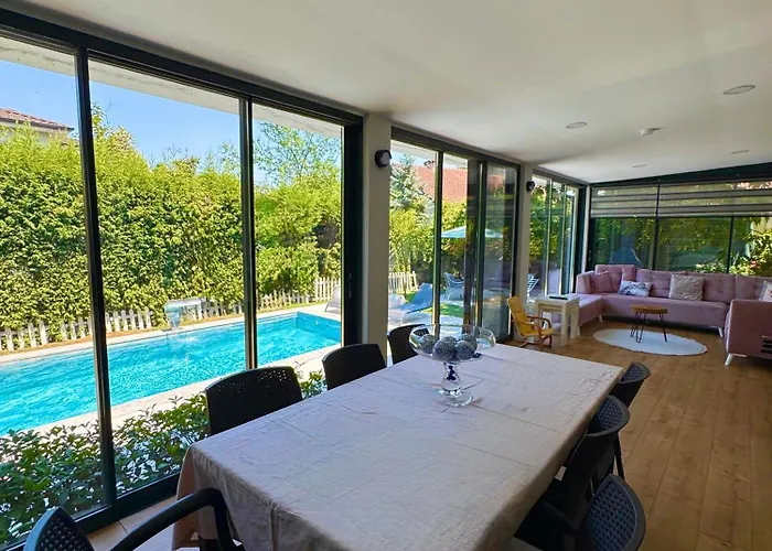 Cadde Sicak Havuzlu Genis Bahceli Villa