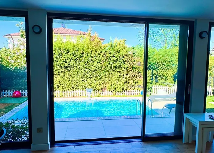 Cadde Sicak Havuzlu Genis Bahceli Villa *