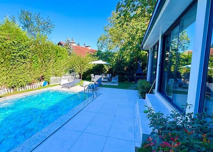 Villa Cadde Sicak Havuzlu Genis Bahceli Sapanca