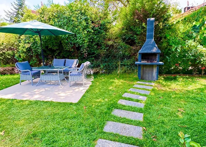 Villa Cadde Sicak Havuzlu Genis Bahceli