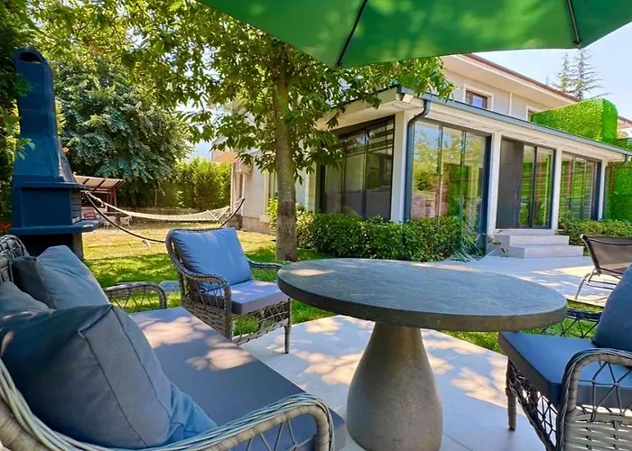 Cadde Sicak Havuzlu Genis Bahceli *