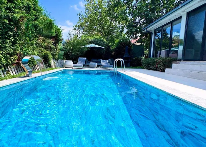 Cadde Sicak Havuzlu Genis Bahceli *