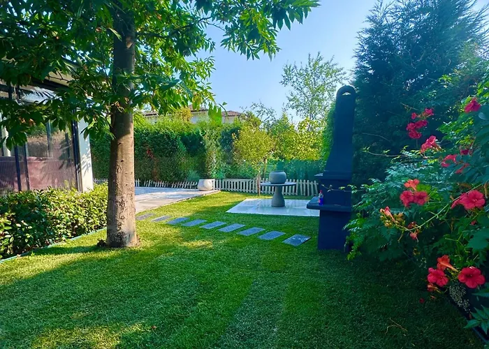 Cadde Sicak Havuzlu Genis Bahceli *