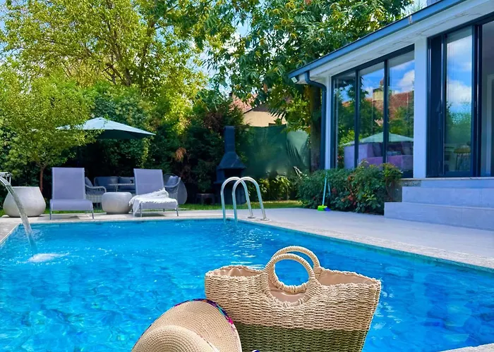 Cadde Sicak Havuzlu Genis Bahceli Villa Sapanca