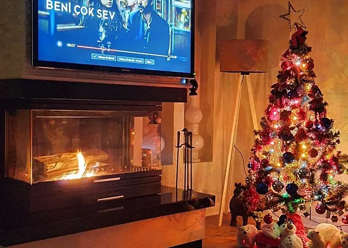 Cadde Sicak Havuzlu Genis Bahceli